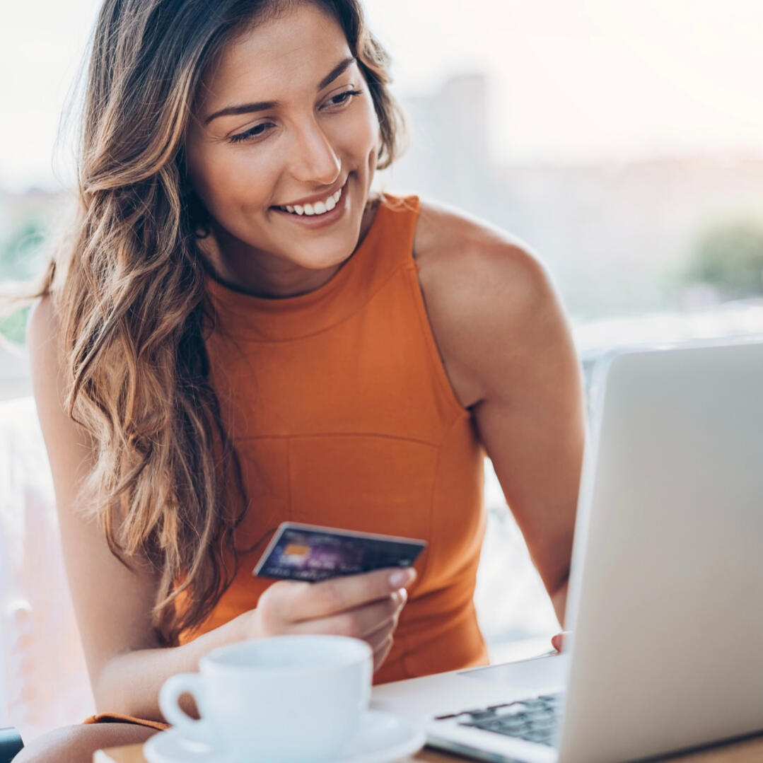 Frau betreibt Online Shopping am Laptop