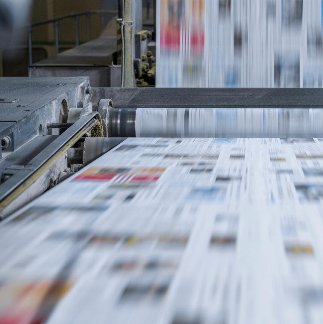 WFG Beteiligung Druckhilfsmittel Druckmaschine mit Drucktuchschiene während der Zeitungsproduktion